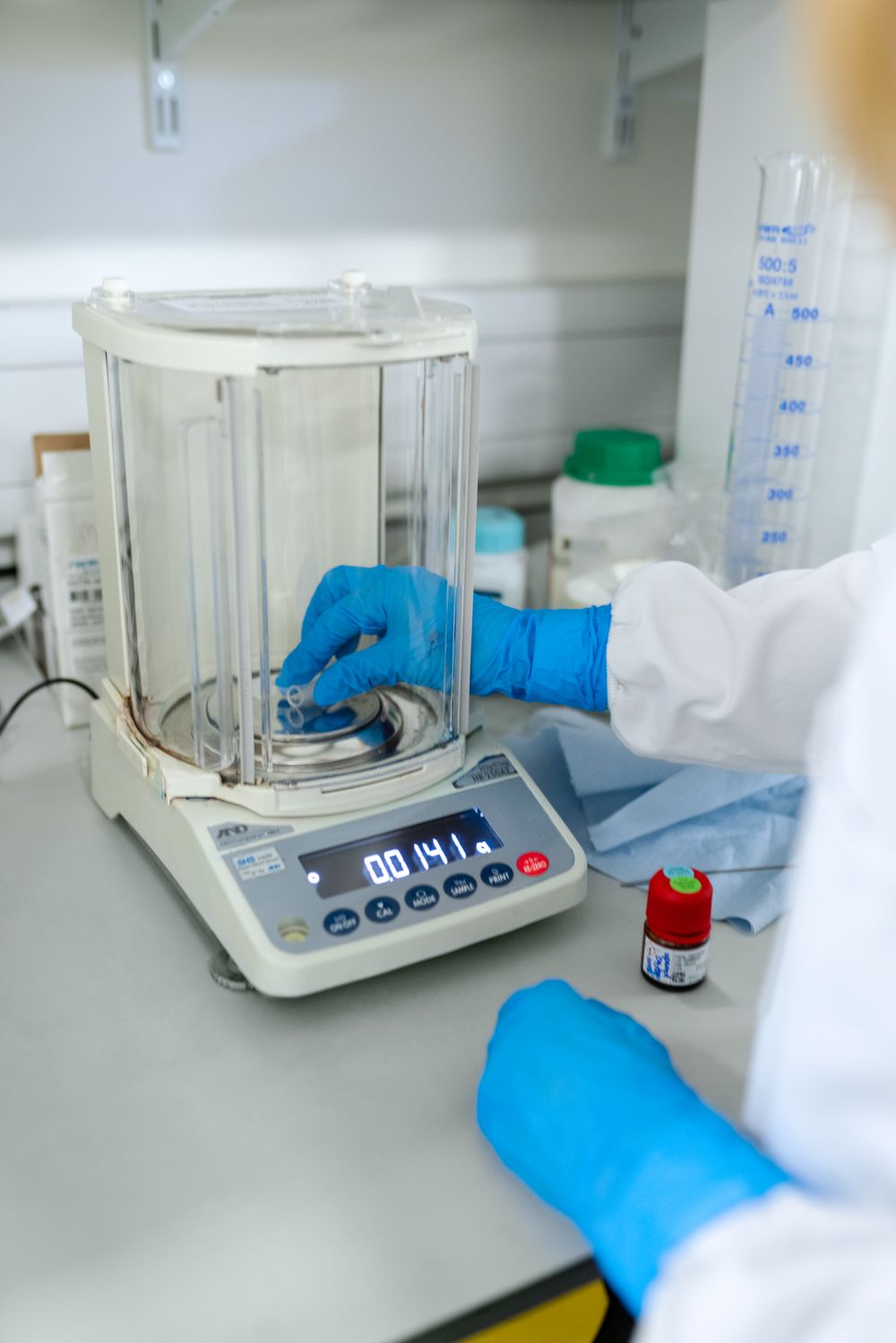 Manipulation sur une balance de laboratoire